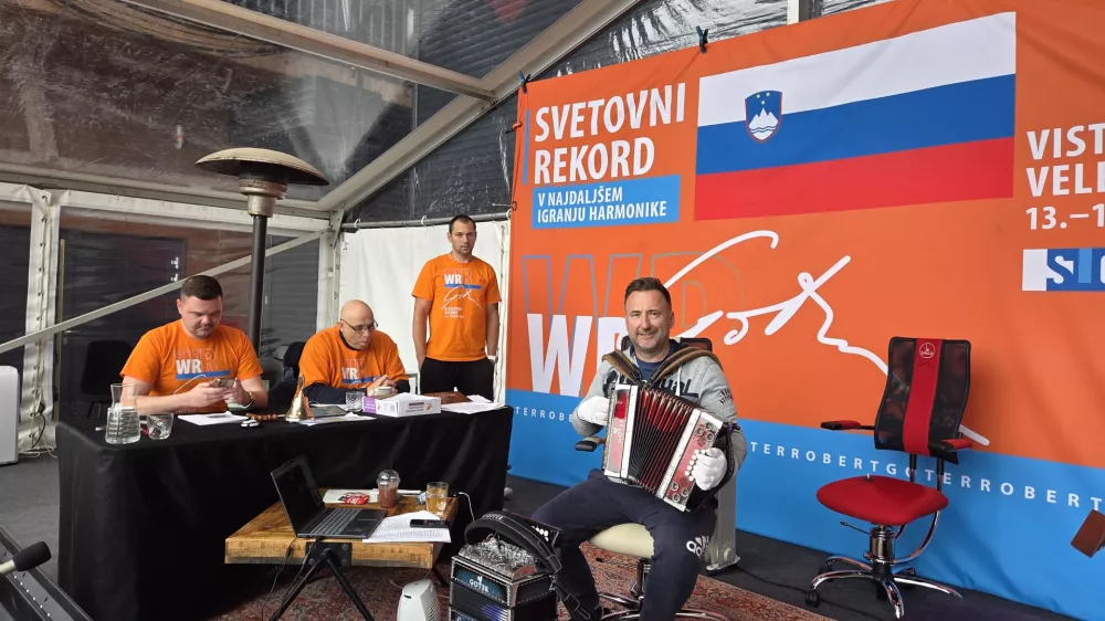 Harmonikarju Robertu Goterju je včeraj uspelo. Bo danes padel nov rekord? / Foto:&nbsp; KN media