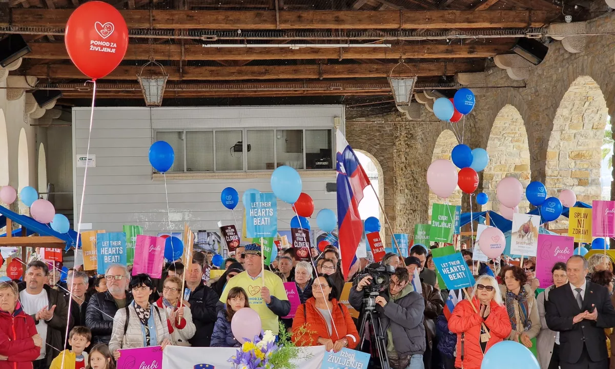 Razdeljena mnenja o pravicah in življenju: od parade ponosa do pohodov za življenje