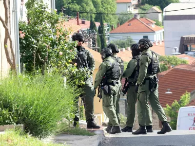 50-letnik je v hrva&scaron;kem Drni&scaron;u naročil pico, potem pa pred hi&scaron;o do smrti ustrelil 19-letnika, ki jo je prinesel. 