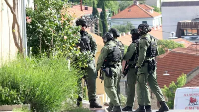 50-letnik je v hrvaškem Drnišu naročil pico, potem pa pred hišo do smrti ustrelil 19-letnika, ki jo je prinesel. 