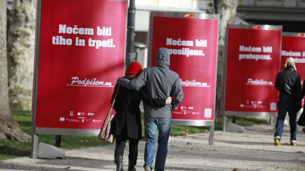 So&scaron;olko po zabavi potisnil na posteljo in posilil