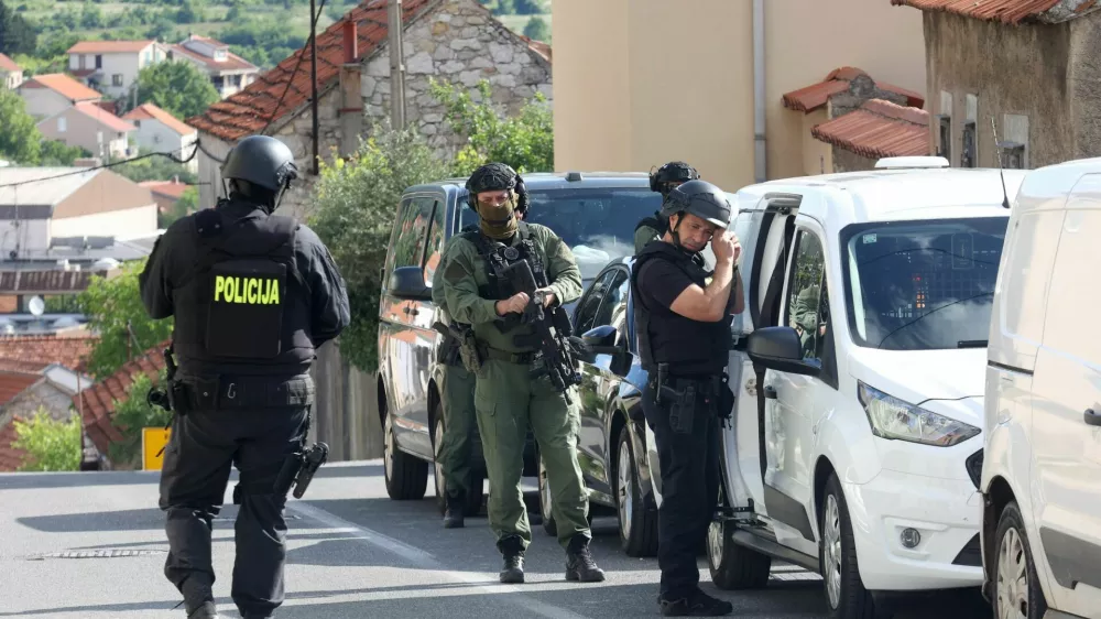 50-letnik je v hrva&scaron;kem Drni&scaron;u naročil pico, potem pa pred hi&scaron;o do smrti ustrelil 19-letnika, ki jo je prinesel. 