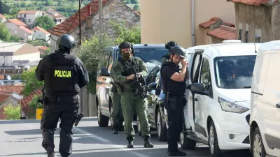 50-letnik je v hrvaškem Drnišu naročil pico, potem pa pred hišo do smrti ustrelil 19-letnika, ki jo je prinesel. 
