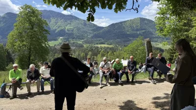 Milan Kamnik pred gledalci in naročjem Podur&scaron;elja. F Janja &Scaron;irnik