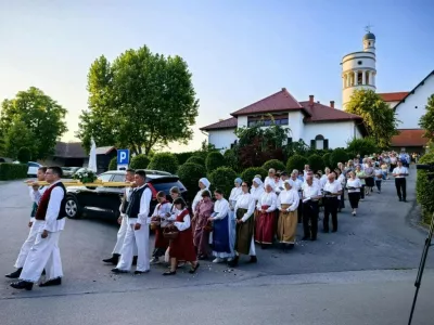 Sakralni pomen telovskih procesij izhajajo iz srednjeve&scaron;kih praks in sodijo med najslovesnej&scaron;e oblike javnega izražanja vere, obenem je opozoril, da se telovske procesije po Sloveniji razlikujejo glede na lokalne posebnosti. F Župnija Bogojina