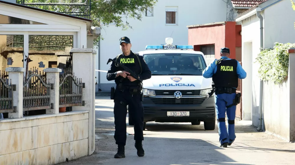 Mo&scaron;ki je v hrva&scaron;kem Drni&scaron;u na terasi svoje hi&scaron;e do smrti ustrelil 19-letnega dostavljavca hrane. 