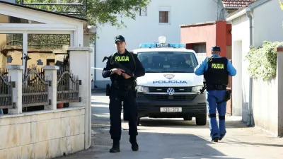 Mo&scaron;ki je v hrva&scaron;kem Drni&scaron;u na terasi svoje hi&scaron;e do smrti ustrelil 19-letnega dostavljavca hrane. 