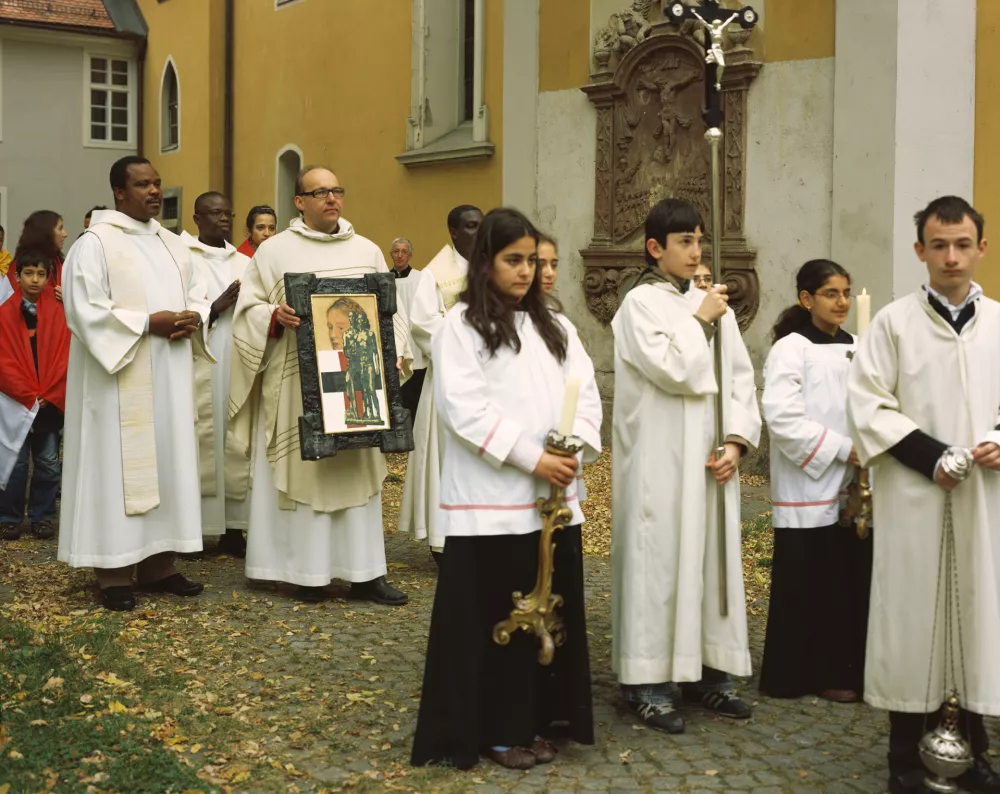 IRWIN: Procesija, Gradec (2008); v sodelovanju s &scaron;kofom avstrijske katoli&scaron;ke cerkve v Innsbrucku Hermannom Glettlerjem; cerkev sv. Andreja v GradcuF Tomaž Gregorič