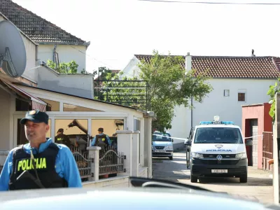 Mo&scaron;ki je v hrva&scaron;kem Drni&scaron;u na terasi svoje hi&scaron;e do smrti ustrelil 19-letnega dostavljavca hrane. 