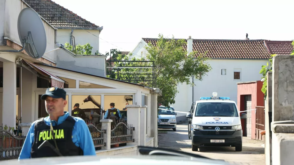 Mo&scaron;ki je v hrva&scaron;kem Drni&scaron;u na terasi svoje hi&scaron;e do smrti ustrelil 19-letnega dostavljavca hrane. 