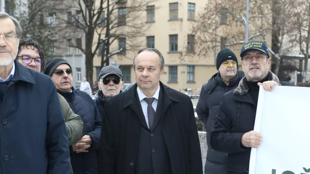 Branko Grims13.01.2026 - spominska slovesnost ob obletnici smrti politika Jožeta Pučnika (1932-2003), osrednja govornika bosta podpredsednik SDS Ale&scaron; Hojs in prvi predsednik slovenske vlade Lojze Peterle; Trg republikeFoto: Luka Cjuha