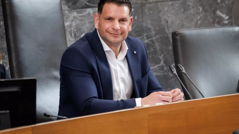 Ljubljana, DZ.Izredna seja DZ, na kateri so obravnavali predlog zakona o interventnih ukrepih za razvoj Slovenije, predlog odloka o ustanovitvi in nalogah delovnih teles DZ ter mandatno-volilne zadeve.Predsednik DZ Zoran Stevanovic.