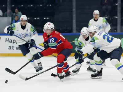 Ice Hockey - IIHF World Championships - Group B - Norway v Slovenia - BCF Arena, Fribourg, Switzerland - May 17, 2026 Norway's Noah Steen in action with Slovenia's Ken Ograjensek and Aleksandar Magovac REUTERS/David W Cerny