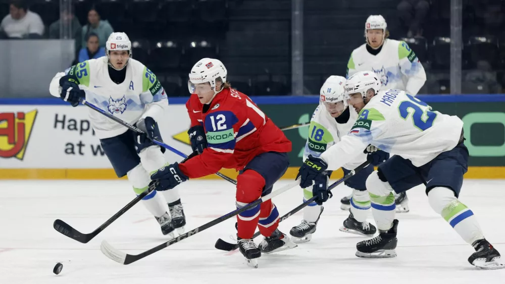 Ice Hockey - IIHF World Championships - Group B - Norway v Slovenia - BCF Arena, Fribourg, Switzerland - May 17, 2026 Norway's Noah Steen in action with Slovenia's Ken Ograjensek and Aleksandar Magovac REUTERS/David W Cerny