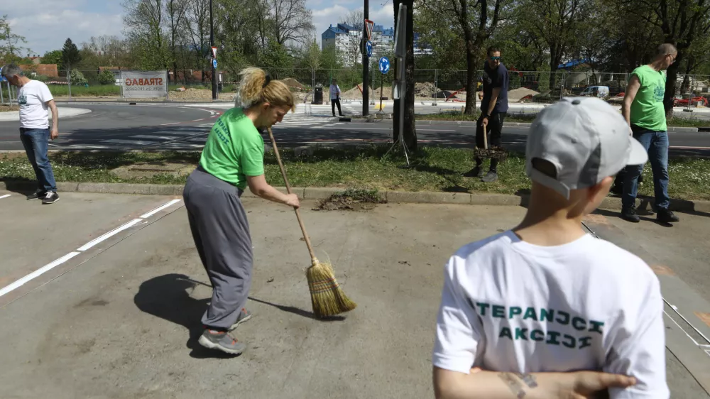 Namesto zarisa črt pokosili travo in pometli parkiri&scaron;ča