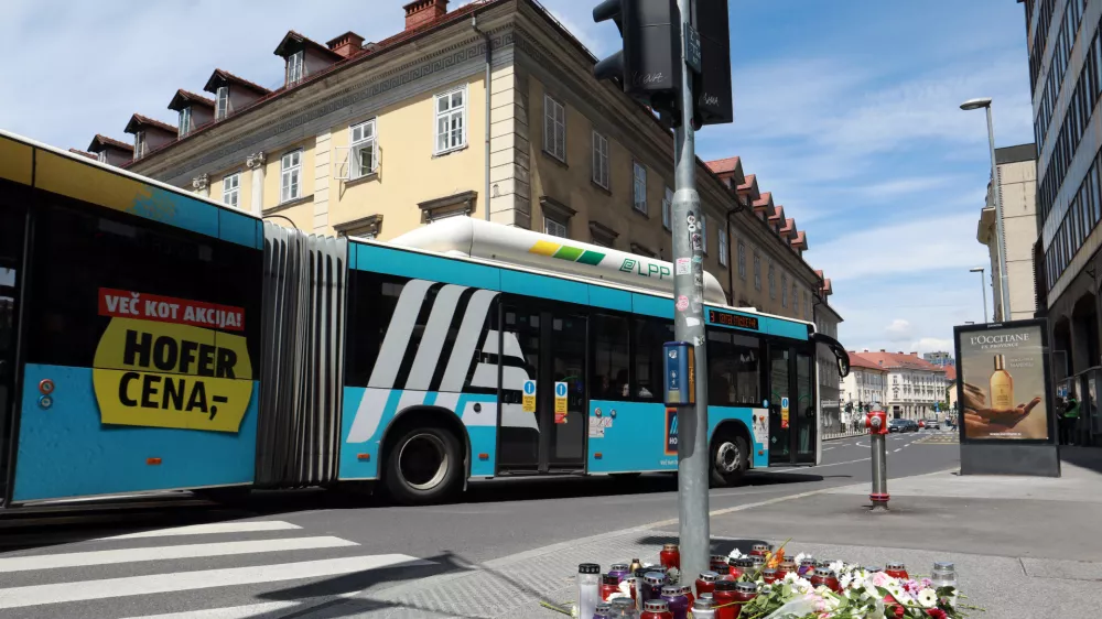 18.05.2026 - nesreča na Kopitarjevi, rožeFoto: Tomaž Skale