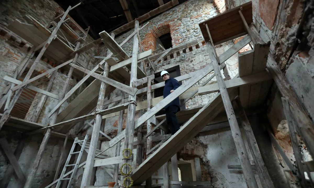 Večji del bi moral biti prenovljen že do konca leta 2025, a so zaradi dodatnih dveh milijonov evrov, ki so jih prejeli za energetsko sanacijo, projekt razširili in premaknili časovnico.
