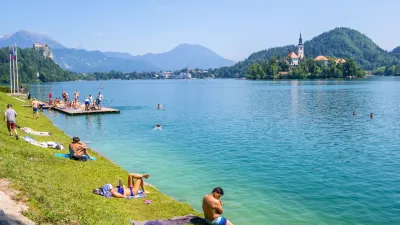 Poletje prihaja. Jezera bodo sicer &scaron;e bolj hladna, toda ozračje bo vse bolj toplo. / Foto: Istock