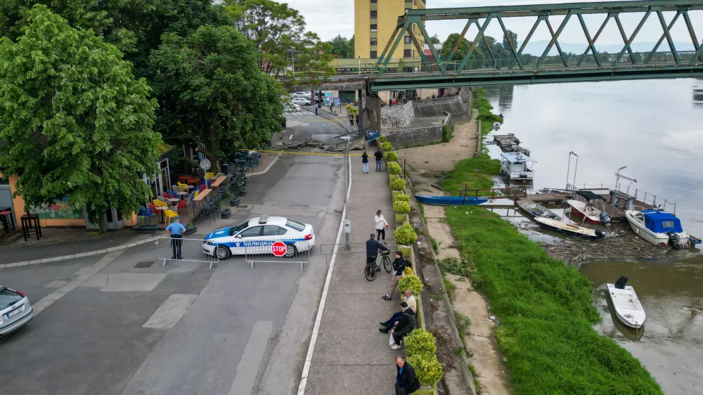 19.05.2026., Gradiska, BiH &ndash; Oko jedan sat iza ponoci urusio se dio mosta na rijeci Savi na granicnom prijelazu Gradiska. U trenutku incidenta na mostu nije bilo vozila niti pjesaka i nema ozlijedjenih osoba. Granicni prijelaz i promet u tom podrucju privremeno su zatvoreni, dok policijski sluzbenici preusmjeravaju promet i osiguravaju lokaciju. Photo: Dejan Rakita/PIXSELL