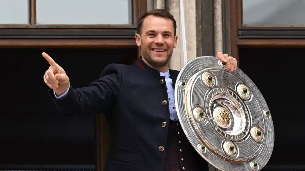 Soccer Football - Bundesliga - Bayern Munich celebrates winning the 2026 Bundesliga title - Allianz Arena, Munich, Germany - May 17, 2026 Bayern Munich's Manuel Neuer with the Bundesliga trophy during the celebrations REUTERS/Angelika Warmuth DFL REGULATIONS PROHIBIT ANY USE OF PHOTOGRAPHS AS IMAGE SEQUENCES AND/OR QUASI-VIDEO.