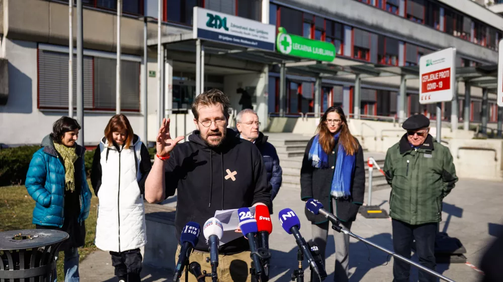 Ljubljana, pred ZD Ljubljana center.Novinarska konferenca iniciative Glas ljudstva, na kateri so spregovorili o ugotovitvah glede odtekanja osebnih zdravnikov v zasebni sektor ter predstavili nekatere sporne prakse akterjev v slovenskem zdravstvu, ki spodkopavajo temelje javnega zdravstva.Predstavnik iniciative Glas ljudstva Ja&scaron;a Jenull.