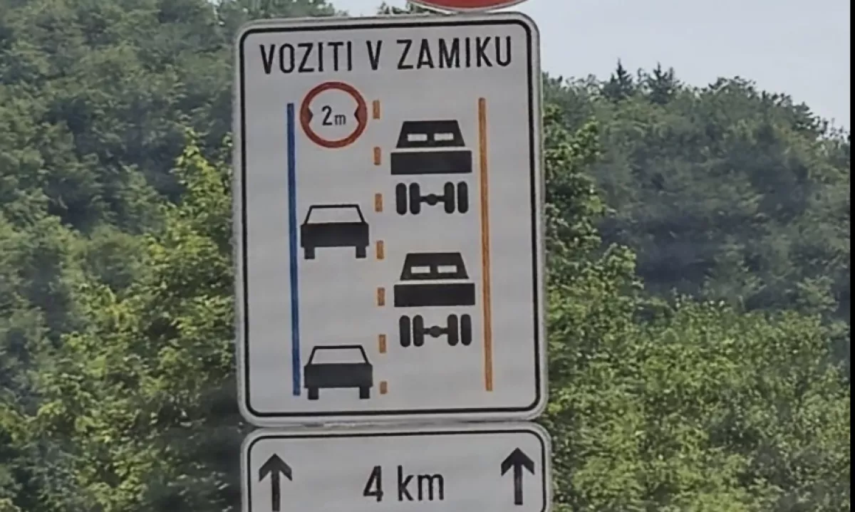 Inštruktorica Marjetka Kramžar je med vožnjo po primorski avtocesti opazila nov znak. Ker najbrž veliko voznikov ne ve, kaj pomeni, je njegov pomen razložila na družbenem omrežju.