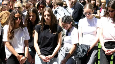 Protesti, ki so potekali pred poslopji sodišč v Šibeniku in Zadru ter v središču Zagreba, so se začeli opoldne z 19-minutnim molkom. 