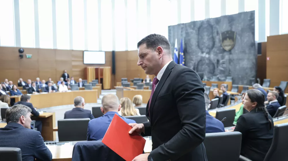 Novi predsednik DZ Zoran Stevanović, Resnica- 10.04.2026 - ustanovna seja novega sklica DZ, ki jo je sklicala predsednica republike Nata&scaron;a Pirc Musar; seja se je začela z imenovanjem predsednika in podpredsednika mandatno-volilne komisije, sledila je prekinitev, pol ure po prekinitvi pa se je začela seja mandatno-volilne komisije DZ za pripravo druge točke dnevnega reda; v nadaljevanju seje DZ so potrjevali mandate poslancem in volili predsednika DZ//FOTO: Jaka Gasar