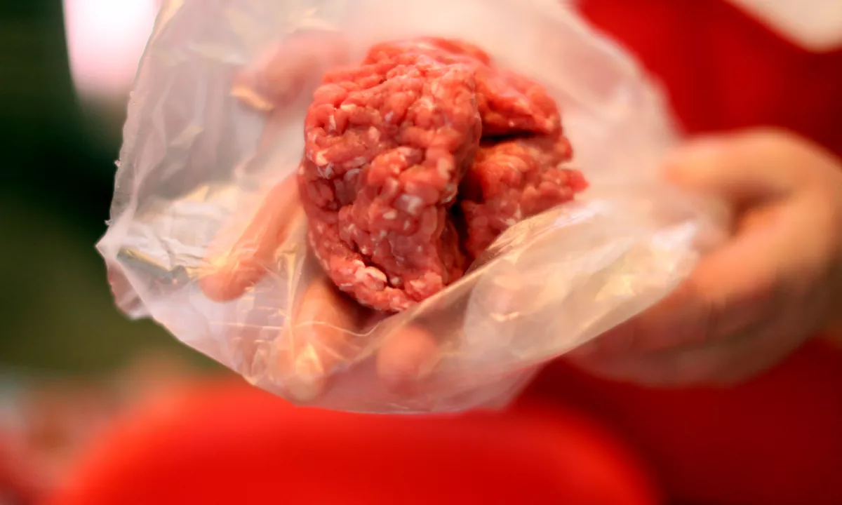 Zaradi bakterije iz prodaje umaknili mleto mešano meso, živila ne zaužijte