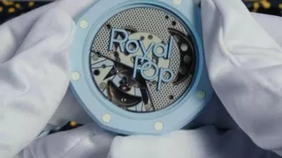 Navdihnjeno s pop artom, sodelovanje na novo interpretira žepno uro Royal Oak, ki jo je Audemars Piguet predstavil leta 1972.