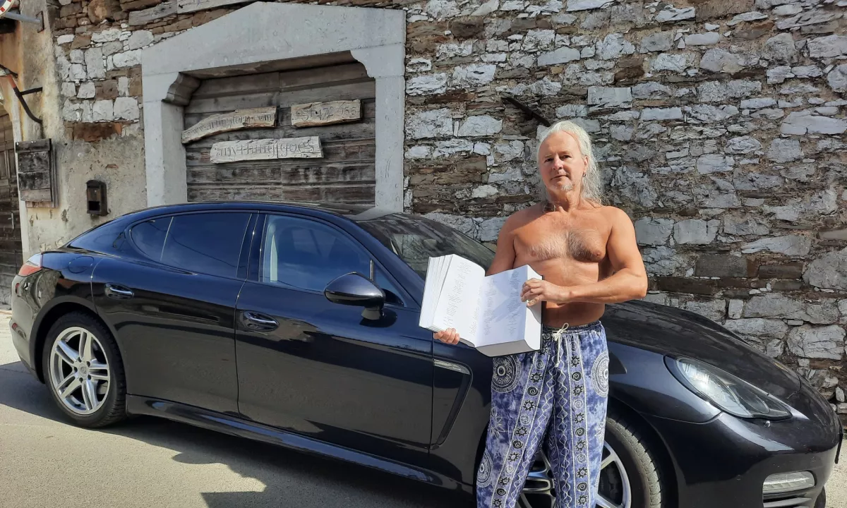 Artur Štern spet pije, Ana Tavčar deli globoke misli, Klakočar in Zuljan na papeževem grobu