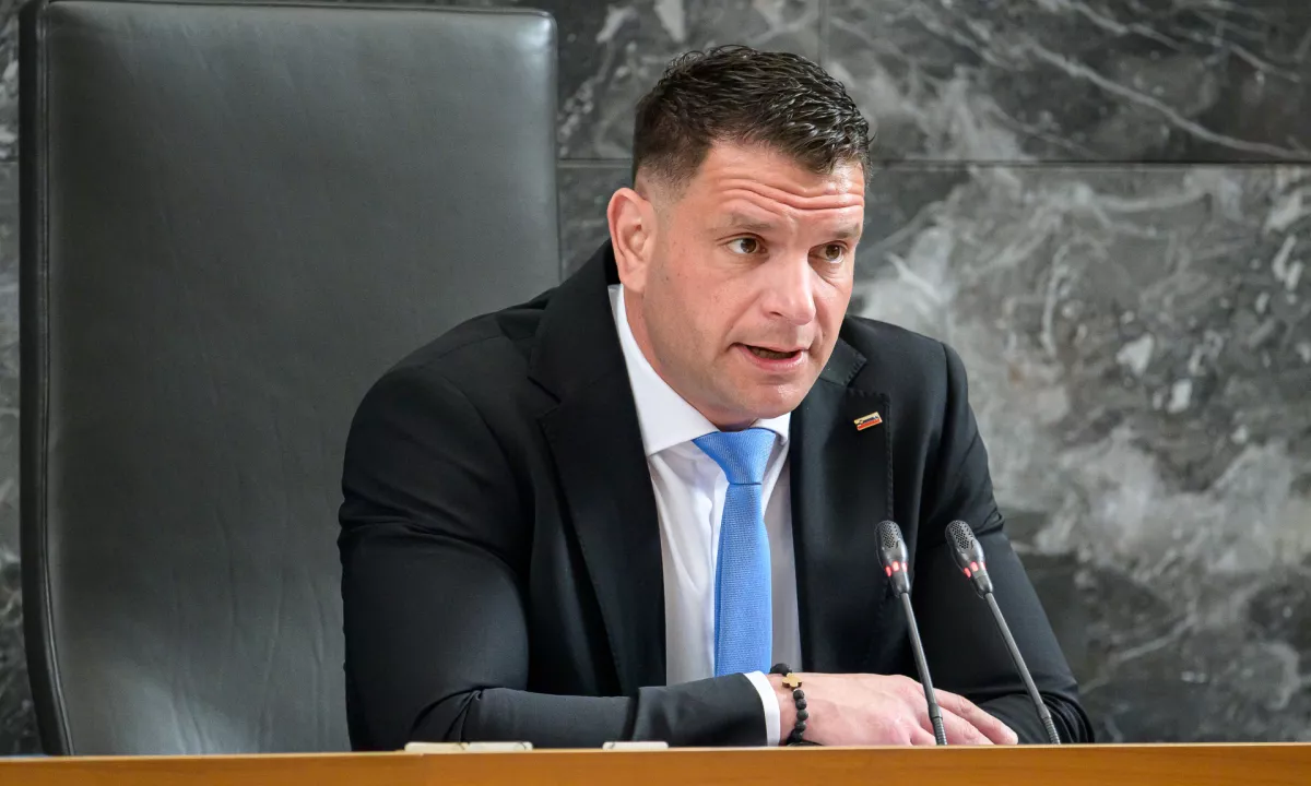 Michael Rohnel Basen o samooklicanem kralju