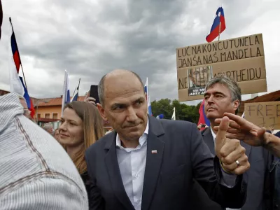 predsednik SDS Janez Jan&scaron;a, Ur&scaron;ka Bačovnik Jan&scaron;a- 20.6.2014 - Zavod za prestajanje kazni zapora (ZPKZ) Dob pri Mirni - prihod predsednika SDS Janeza Jan&scaron;e na prestajanje dveletne zaporne kazni v zaporih na Dobu zaradi kaznivih dejanj sprejemanja daril za nezakonito posredovanje v postopku izbora in nakupa finskih oklepnikov Patria. - shod podpornikov Janeza Jan&scaron;e pred zaporom na Dobu - zapor - //FOTO: Tomaž Skale