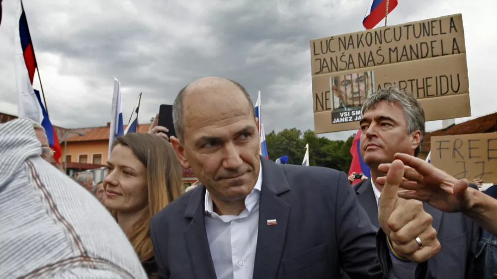 predsednik SDS Janez Jan&scaron;a, Ur&scaron;ka Bačovnik Jan&scaron;a- 20.6.2014 - Zavod za prestajanje kazni zapora (ZPKZ) Dob pri Mirni - prihod predsednika SDS Janeza Jan&scaron;e na prestajanje dveletne zaporne kazni v zaporih na Dobu zaradi kaznivih dejanj sprejemanja daril za nezakonito posredovanje v postopku izbora in nakupa finskih oklepnikov Patria. - shod podpornikov Janeza Jan&scaron;e pred zaporom na Dobu - zapor - //FOTO: Tomaž Skale