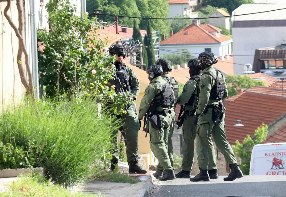 50-letnik je v hrva&scaron;kem Drni&scaron;u naročil pico, potem pa pred hi&scaron;o do smrti ustrelil 19-letnika, ki jo je prinesel. 