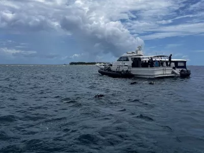 Rescue personnel and divers take part in a recovery operation for last two bodies of Italian scuba divers who died in an accident in underwater caves near Vaavu Atoll, Maldives, in this handout photo released on May 20, 2026. Maldives President's Office/ Handout via REUTERS THIS IMAGE HAS BEEN SUPPLIED BY A THIRD PARTY. NO ARCHIVES. NO RESALES. MANDATORY CREDIT. BEST QUALITY AVAILABLE.