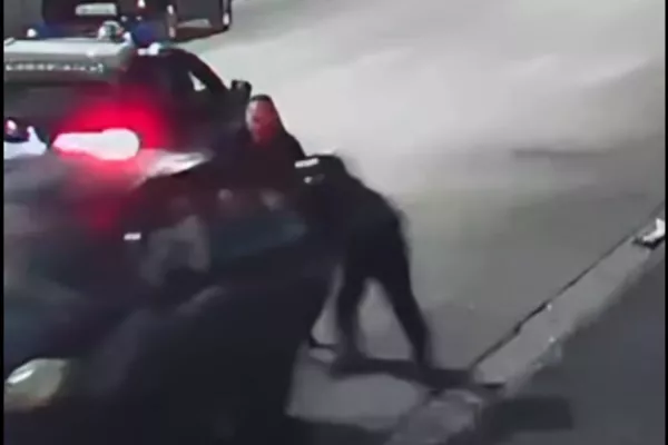 Trenutek, ko je posredovala policija. / Foto: Zajem Zaslona