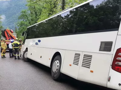 Kobari&scaron;ki gasilci so pomagali avtobusu, ki je zdrsnil s ceste. 