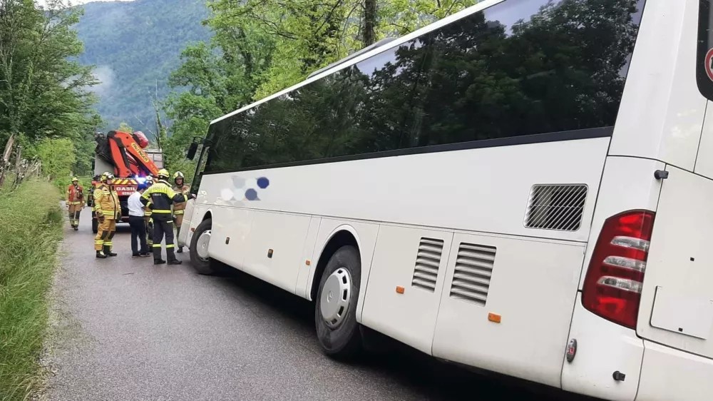 Kobari&scaron;ki gasilci so pomagali avtobusu, ki je zdrsnil s ceste. 