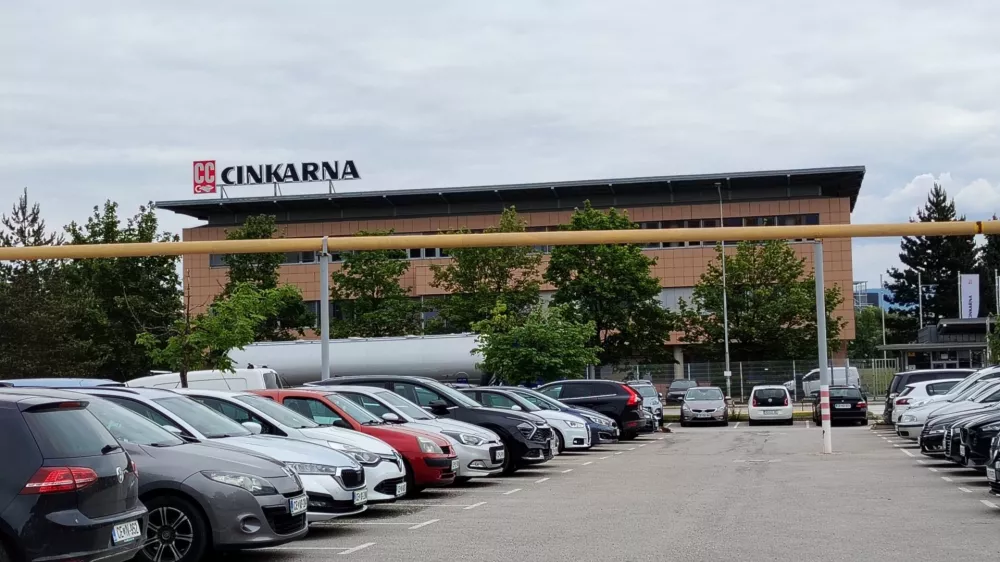 Evropska kemijska industrija že zapira vrata, Cinkarna Celje ob polovico dobička