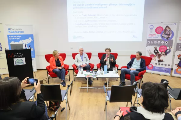 Sogovorniki okrogle mize: Mateja Malnar &Scaron;tembal, Battelino, Marja Mandužak Ale&scaron; dolenc. Foto: Tadej Majhenič