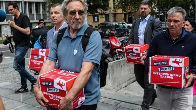 - Jakob Počivavšek, predsednik sindikata Pergam,- Damjan Volf, predsednik Konfederacija sindikatov 90 Slovenije,- Branimir Štrukelj, glavni tajnik SVIZ,- Andrej Zorko, predsednik ZSSS,- - 18.05.2026. - Tiskovna konferenca in vložitev pobude za razpis referenduma proti interventnem zakonu za razvoj Slovenije s 47223 podpisi v DZ RS.Referendum proti interventnem zakonu za razvoj Slovenije 2026.- simbolična fotografija//FOTO: Bojan Velikonja