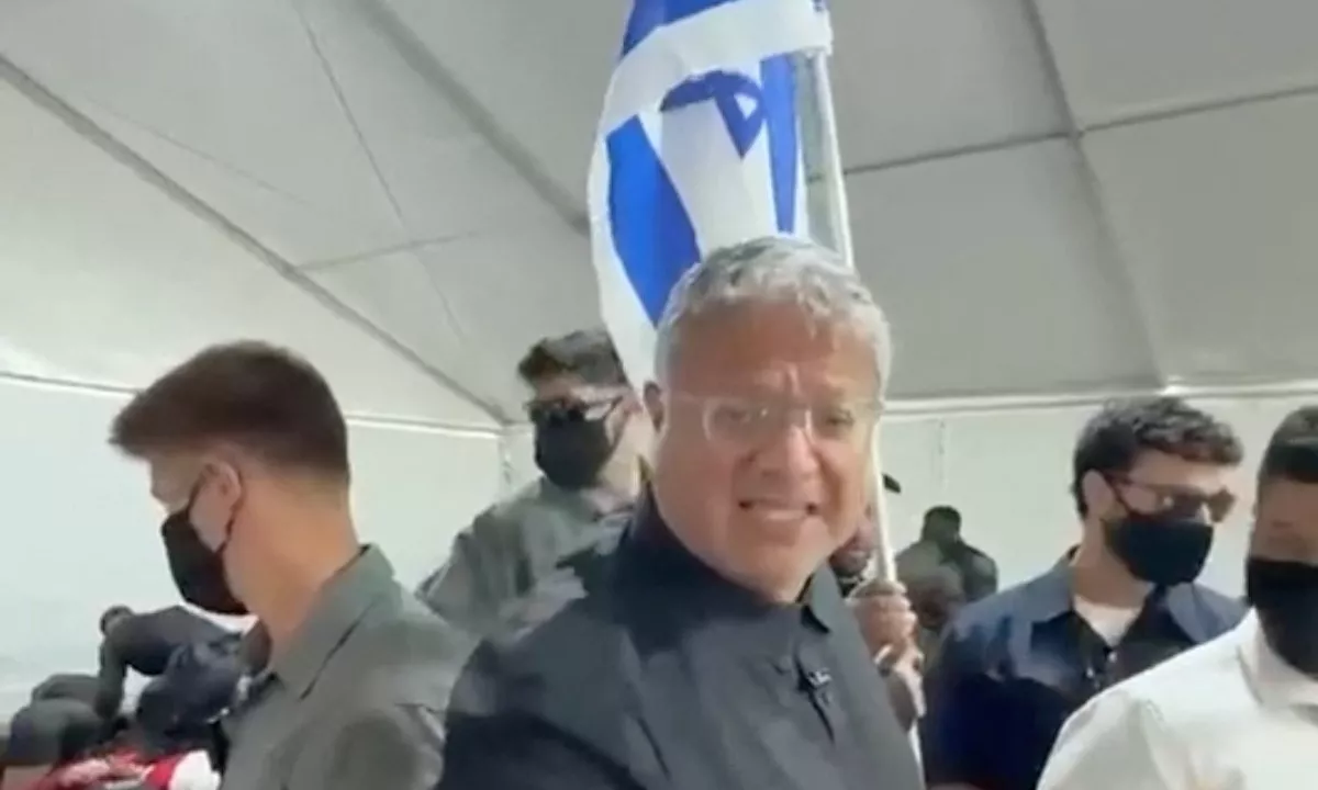(VIDEO) Kot bi bili teroristi: izraelski minister posnet pri poniževanju aktivistov