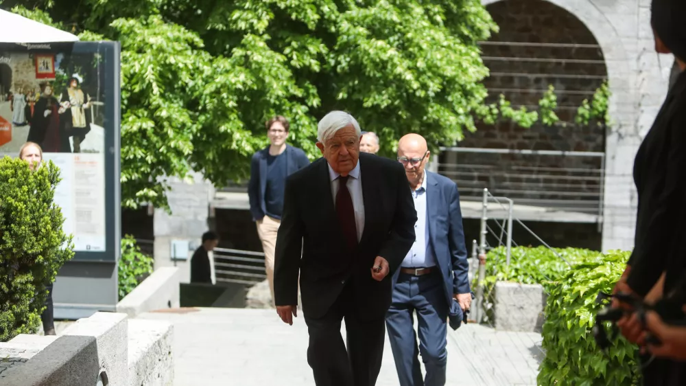 - Milan Kučan, prvi predsednik RS,- 08.05.2026. - Slavnostna seja Mestnega sveta Mestne občine Ljubljana ob Dnevu zmage nad fa&scaron;izmom na kateri so razglasili častna me&scaron;čana in ostale nagrajence MOL in je župan Zoran Janković napovedal vnovično kandidaturo za župana po 20. letih.//FOTO: Bojan Velikonja