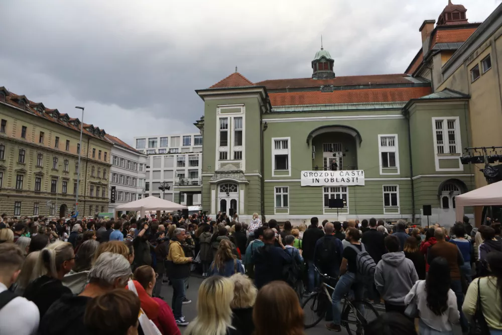 20.5.2026 - uprizoritev satire Za narodov blagor Ivana Cankarja v režiji Vita Tauferja, s katero bodo opozorili na kritično situacijo osrednjega nacionalnega gledali&scaron;ča SNG Drama Ljubljana; pred stavbo Drame na Erjavčevi 1Foto: Luka Cjuha