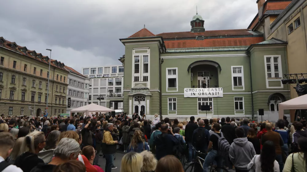 20.5.2026 - uprizoritev satire Za narodov blagor Ivana Cankarja v režiji Vita Tauferja, s katero bodo opozorili na kritično situacijo osrednjega nacionalnega gledali&scaron;ča SNG Drama Ljubljana; pred stavbo Drame na Erjavčevi 1Foto: Luka Cjuha