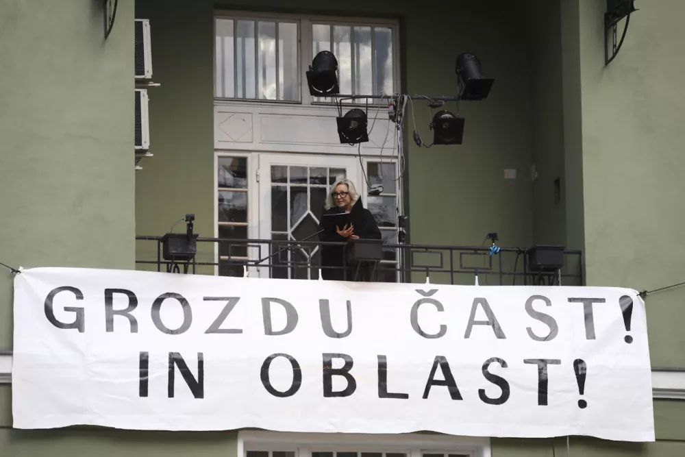 20.5.2026 - uprizoritev satire Za narodov blagor Ivana Cankarja v režiji Vita Tauferja, s katero bodo opozorili na kritično situacijo osrednjega nacionalnega gledali&scaron;ča SNG Drama Ljubljana; pred stavbo Drame na Erjavčevi 1Foto: Luka Cjuha