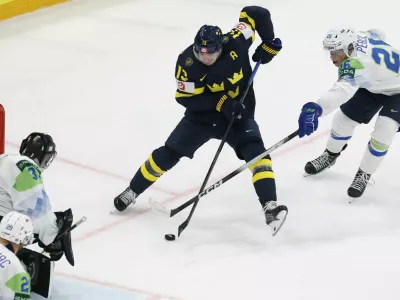 Ice Hockey - IIHF World Championships - Group B - Sweden v Slovenia - BCF Arena, Fribourg, Switzerland - May 20, 2026 Sweden's Lucas Raymond in action with Slovenia's Maks Percic REUTERS/David W Cerny
