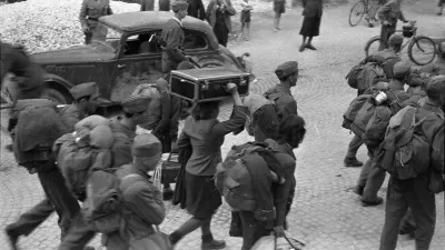 Domobranci med vračanjem s Koro&scaron;ke. Kranj, 30. maj 1945. Foto: Slavko Smolej, hrani: Muzej novej&scaron;e in sodobne zgodovine Slovenije. / Foto: Slavko Smolej, Hrani: Muzej Novej&scaron;e In Sodobne Zgodovine Slovenije.