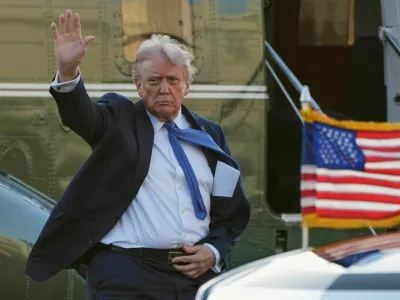 FILE - President Donald Trump arrives at Leesburg Executive Airport on Marine One in Leesburg, Va., Thursday, April 24, 2025, en route to Trump National Golf Club Washington DC in Sterling, Va. (AP Photo/Jacquelyn Martin, File) / Foto: Jacquelyn Martin